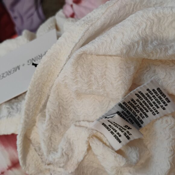 NWT KeyHole Top - Picture 4 of 5